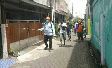 Perangi Covid 19, Yaskum Indonesia Pos Perumnas Tangerang Kota Adakan Penyemprotan Disinfektan